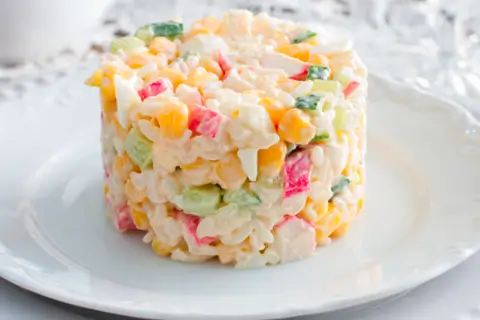 18 дійсно смачних салатів з крабовими паличками