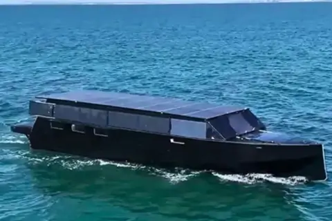 Финский моряк построил в сарае яхту на солнечных батареях и доплыл на ней до Ибицы