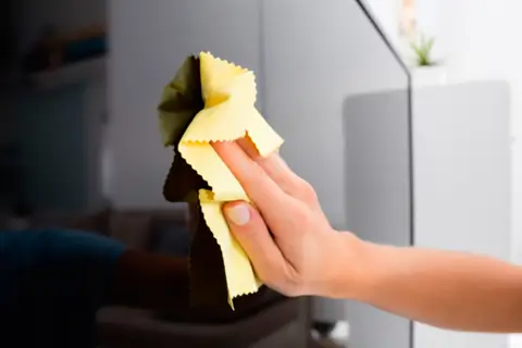 Как очистить экран телевизора без разводов и вреда для матрицы