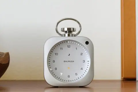 Кошмар зумера: экс-дизайнер Apple создал аналоговый будильник без стрелок