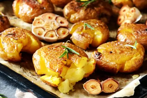 Молодая картошка в духовке и на плите: 10 отличных рецептов