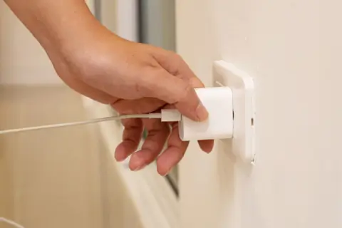 Чи можна залишати зарядку в розетці: правда, ризики та безпечні правила