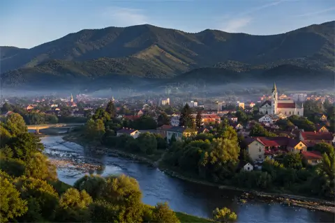 Почему именно Хуст — лучшая стартовая точка для полноценного знакомства с Закарпатьем