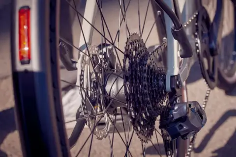 Shimano представила автоматичну трансмісію для велосипедів, якій не потрібна підзарядка.