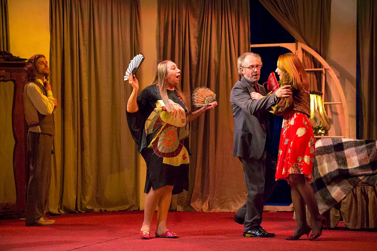 Він, вона, вікно, покійник Львів