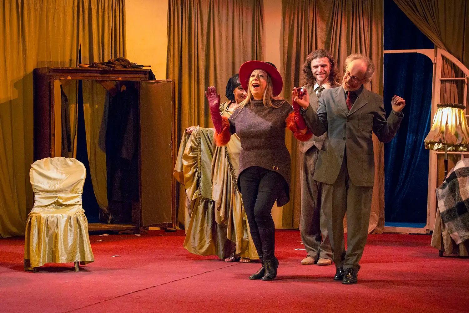 Він, вона, вікно, покійник Львів