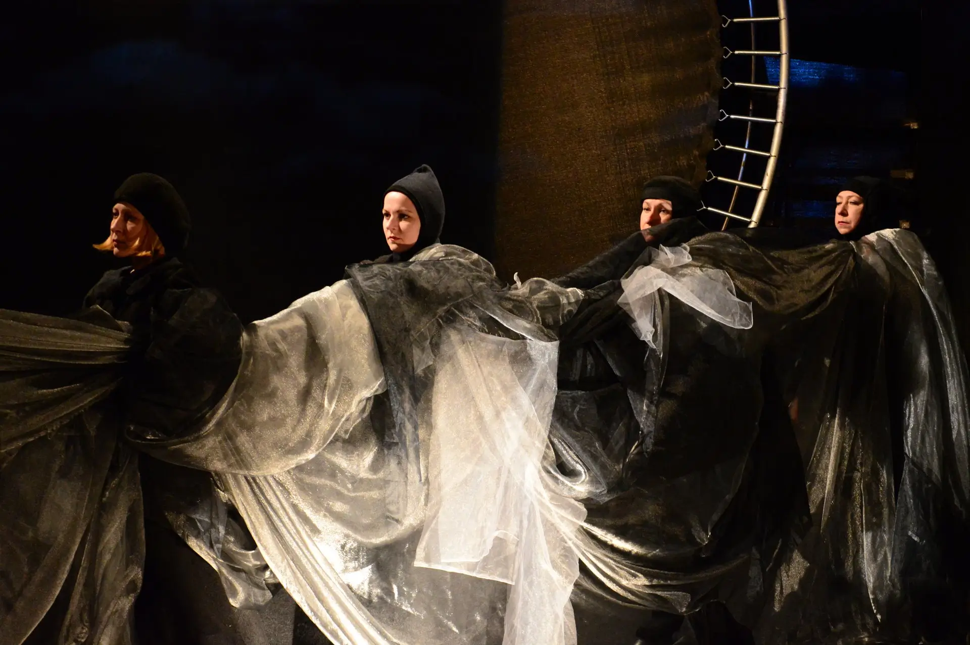 За дверями Львов