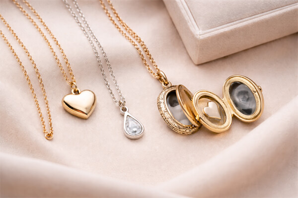 Кулони та підвіски