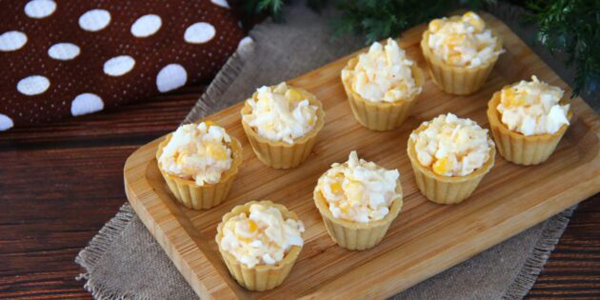Рецепты на Новый год — 2026: тарталетки с курицей, сыром и кукурузой
