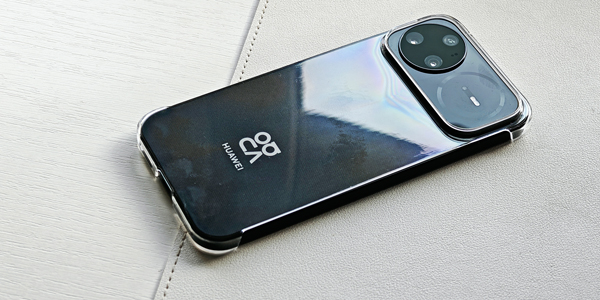 HUAWEI nova 15 Pro: в чехле