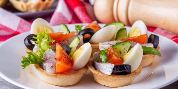 Рецепты на Новый год — 2026: тарталетки с селёдкой и перепелиными яйцами