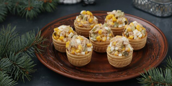 Рецепты на Новый год — 2026: тарталетки с тунцом, яйцами и кукурузой