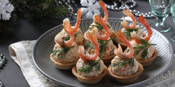 Рецепты на Новый год — 2026: тарталетки с крабовыми палочками и креветками