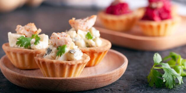 Рецепты на Новый год — 2026: тарталетки с курицей и маринованными огурцами