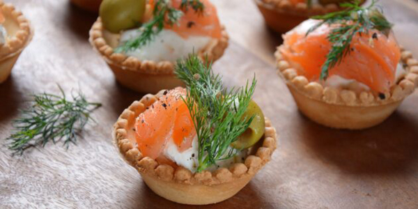 Рецепты на Новый год — 2026: тарталетки с красной рыбой и сыром