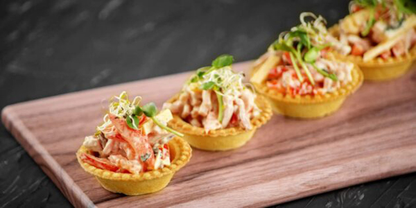 Рецепты на Новый год — 2026: тарталетки с сыром и колбасой