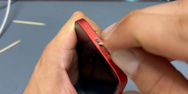 Якщо телефон не вмикається і не заряджається, варто почистити роз’єм живлення