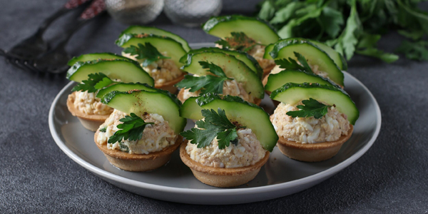 Рецепты на Новый год — 2026: тарталетки с печенью трески, картошкой и огурцом