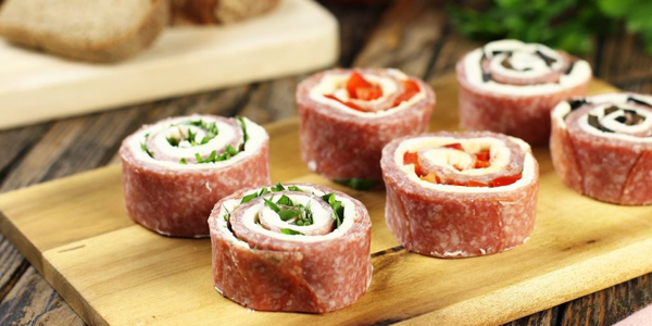 Рулетики из колбасы со сливочным сыром, перцем и маслинами