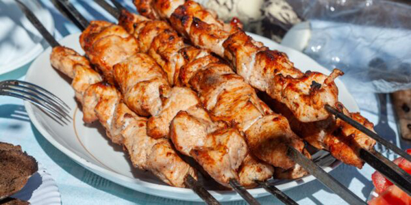 Шашлык из курицы в кефирном маринаде