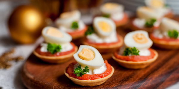 Рецепты на Новый год — 2026: тарталетки с красной рыбой и перепелиными яйцами
