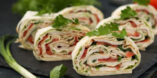 Рулет из лаваша с копчёной курицей и помидорами