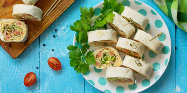 Рулет из лаваша с красной рыбой, яйцами и зеленью: рецепт