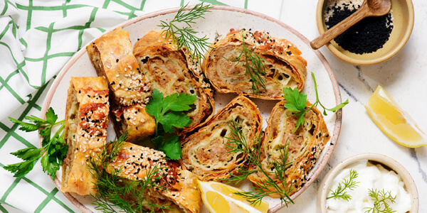 Горячие рулетики из лаваша с фаршем и сыром: рецепт