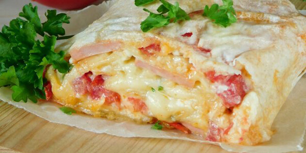 Рулет из лаваша в духовке с колбасой и помидорами