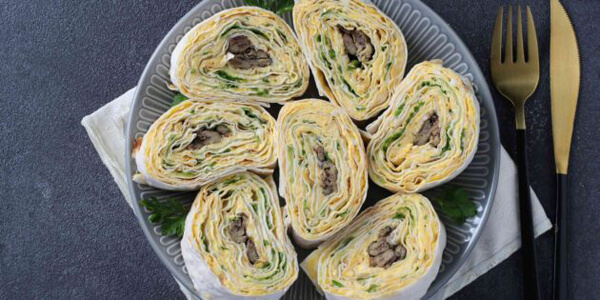 Рулет из лаваша с яйцами, шпротами и сыром