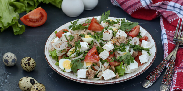 Салат с тунцом, помидорами, перепелиными яйцами и фетой