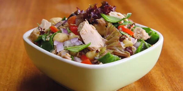 Салат с тунцом, нутом, болгарским перцем и зеленью