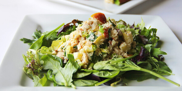 Салат с тунцом, авокадо, яблоком и орехами