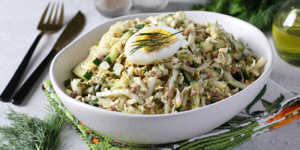 Салат из консервированного тунца, пекинской капусты и яиц