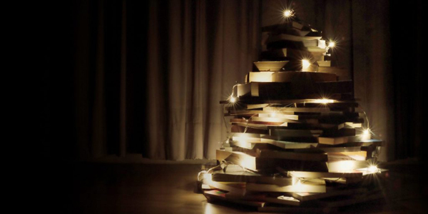 Як прикрасити квартиру до Нового року: ялинка з книг