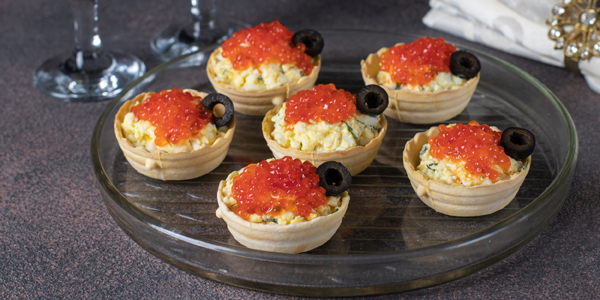 Рецепты на Новый год — 2026: Тарталетки с красной икрой и яйцами