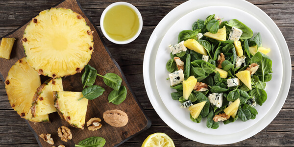 Шпинатный салат с ананасом и голубым сыром