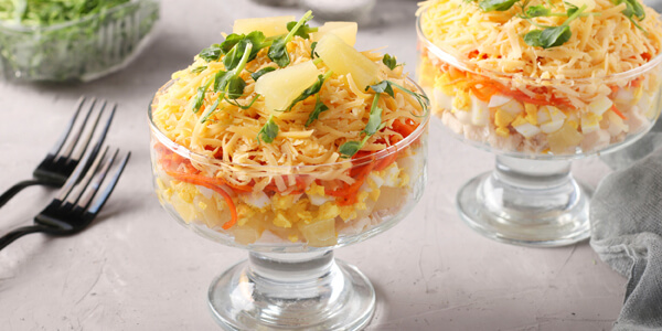 Слоёный салат с ветчиной, морковью по-корейски и ананасом