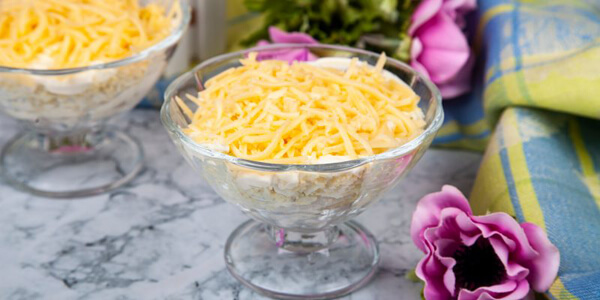 Слоёный салат с ананасом, курицей и сыром