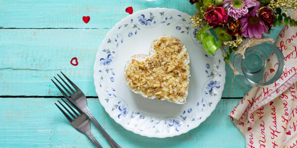 Слоёный салат с ананасом, курицей, сыром, яйцами и грецкими орехами