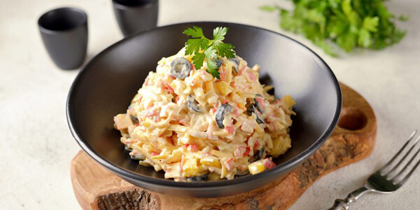 Как приготовить салат с ананасом, крабовыми палочками, яйцами и сыром