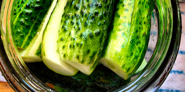 Малосольні огірки в банці