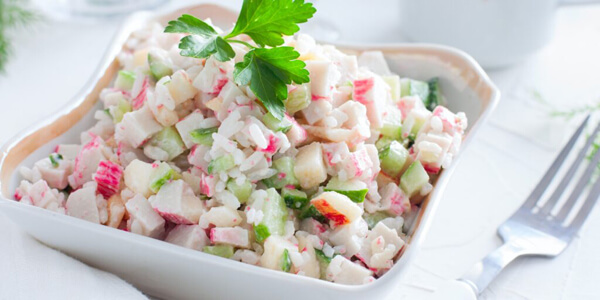 Салат с крабовыми палочками, рисом и огурцами