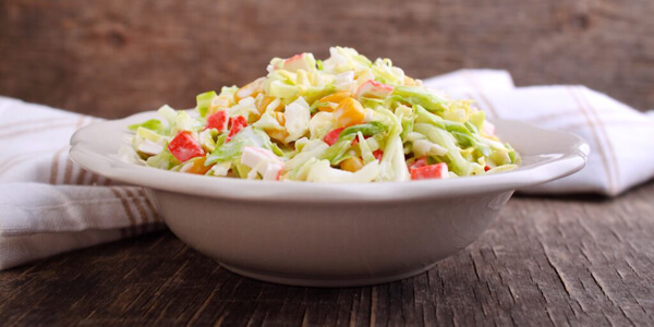 Салат с крабовыми палочками, капустой и кукурузой