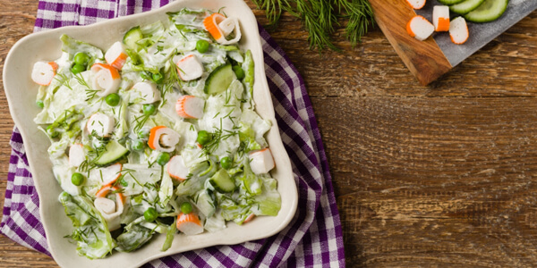 Салат с крабовыми палочками, свежим горошком, огурцом и салатом «Айсберг»: простой рецепт с фото