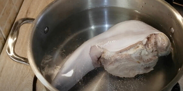 Як і скільки варити яловичий язик у каструлі