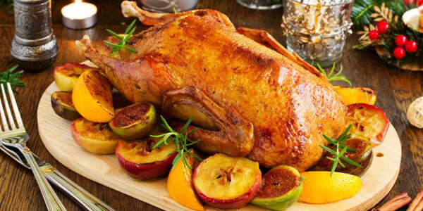 Как запечь утку с яблоками в духовке: простой рецепт