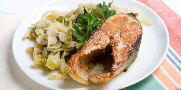 Горбуша, запечена в духовці з білим вином і соєвим соусом