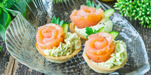 Рецепты на Новый год — 2026: тарталетки с красной рыбой, сыром и авокадо