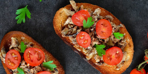 Бутерброды со шпротами и помидорами черри: простой рецепт с фото